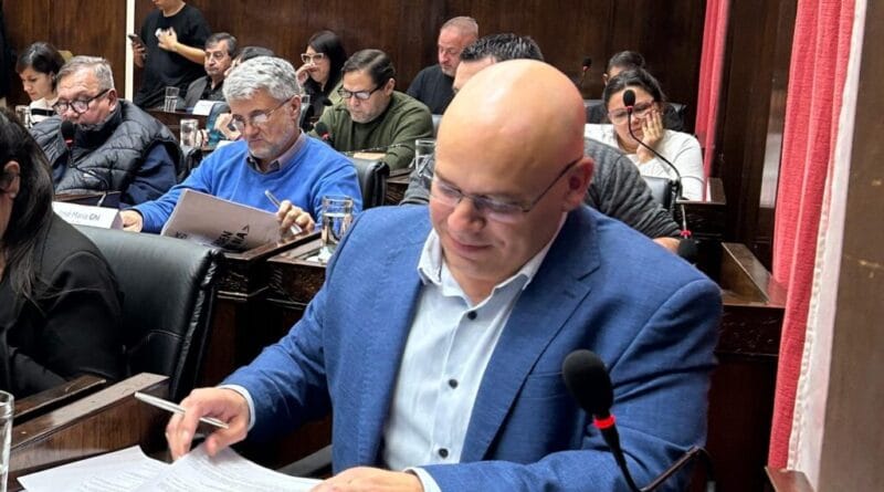 Alfonso Martínez protagonizó el homenaje al papa Francisco y presentó proyecto para que el 21 de abril sea declarado “Día de la fraternidad, la solidaridad y la cultura del encuentro”