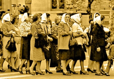 Primera ronda de las Madres de Plaza de Mayo. Por #unPelicanomemorioso
